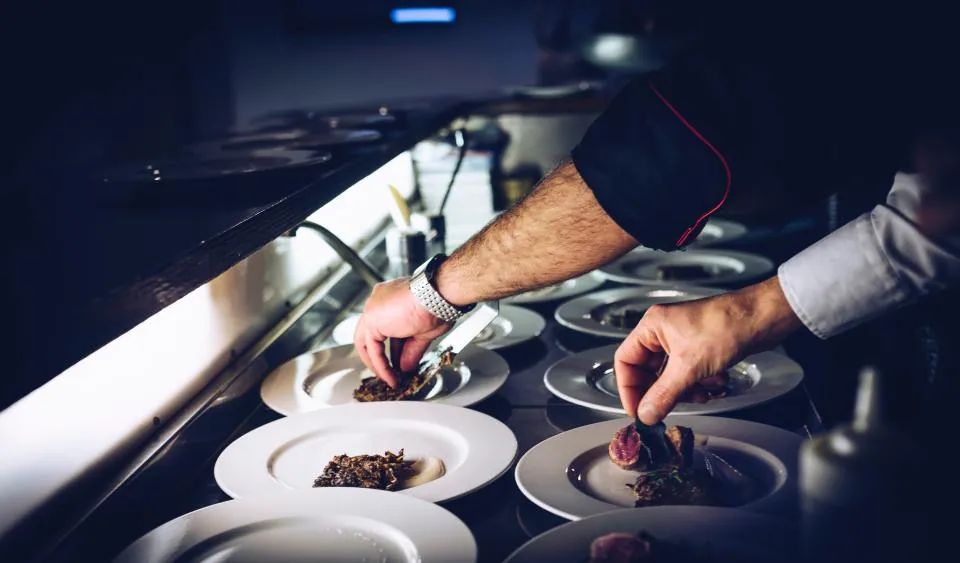 Chef emplatando en cocina profesional