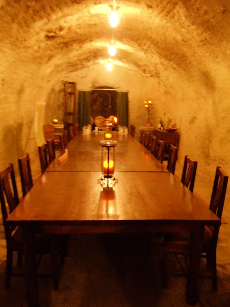 Comedor de restaurante con luz cálida